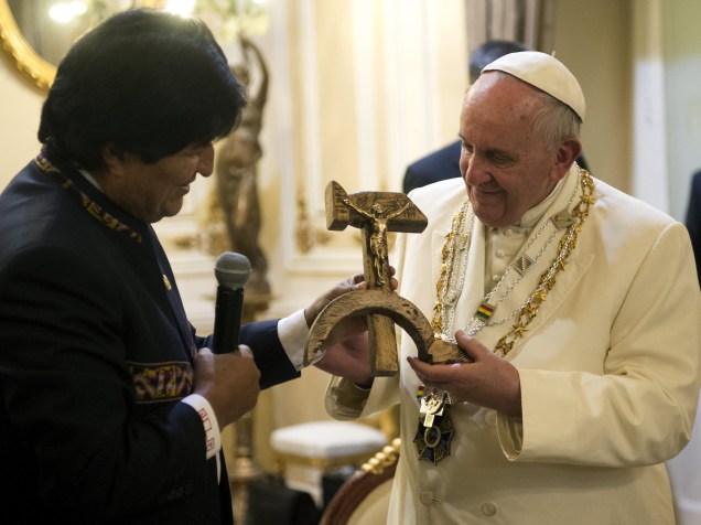 Papa Francisco recebe uma imagem de Jesus crucificado em foice e martelo como presente do presidente da Bolívia Evo Morales, em La Paz