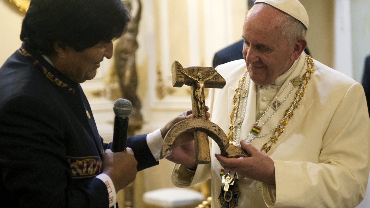 Papa Francisco recebe um presente do presidente da Bolívia Evo Morales, em La Paz