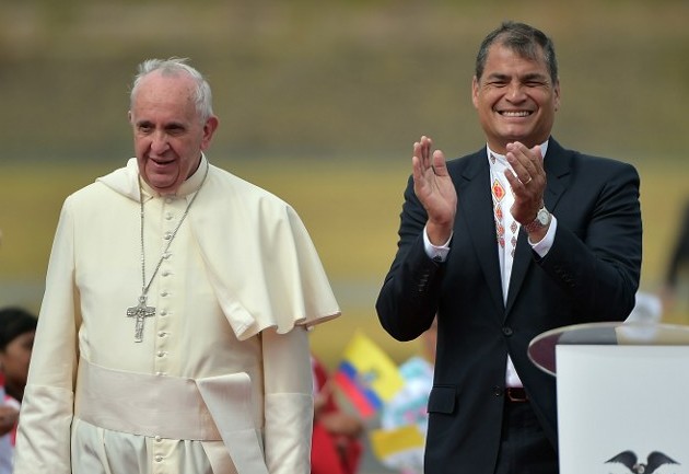 O papa Francisco é recebido por Rafael Correa no Equador