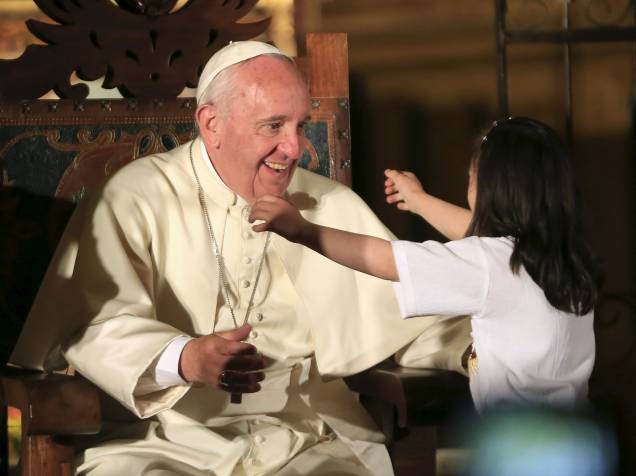 O Papa Francisco é cumprimentado por uma garota durante encontro com membros da sociedade civil na Igreja de São Francisco em Quito, Equador