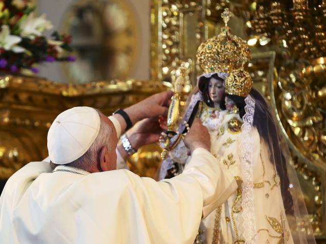 Papa Francisco coloca um rosário em estátua da virgem Maria no Santuário El Quinche, no Equador