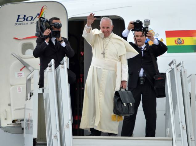 Papa Francisco embarca em avião para a Bolívia no aeroporto de Quito, Equador