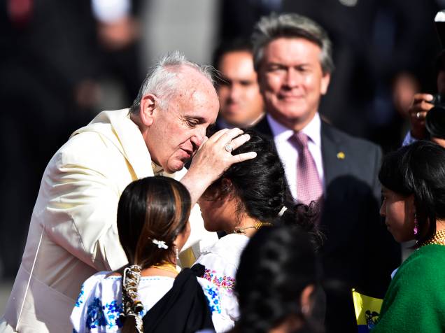 Papa Francisco recebeu carinho de crianças enquanto desembarcava no aeroporto internacional Mariscal Sucre, em Quito, no Equador - 05/07/2015