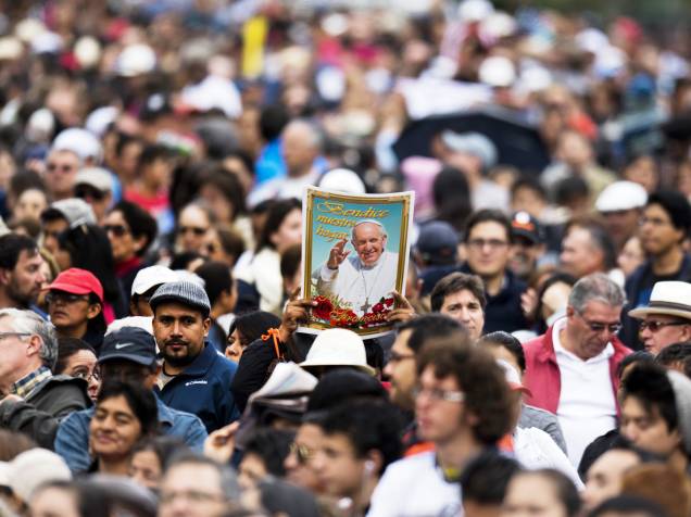 Fiéis aguardavam a chegada do Papa Francisco em Quito, no Equador - 05/07/2015