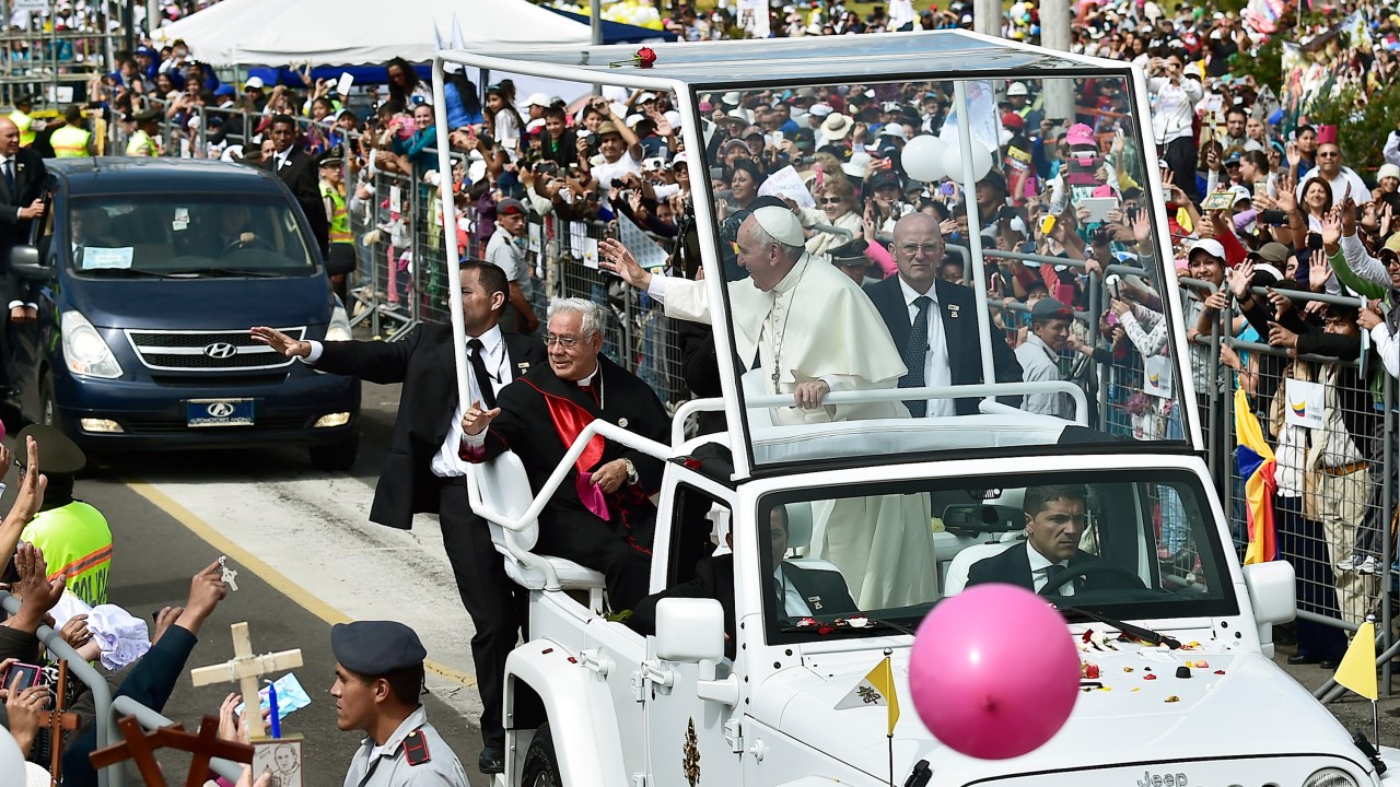 Papa Francisco cumprimenta fiéis na chegada ao Parque Bicentenário, em Quito, Equador - 07/07/2015