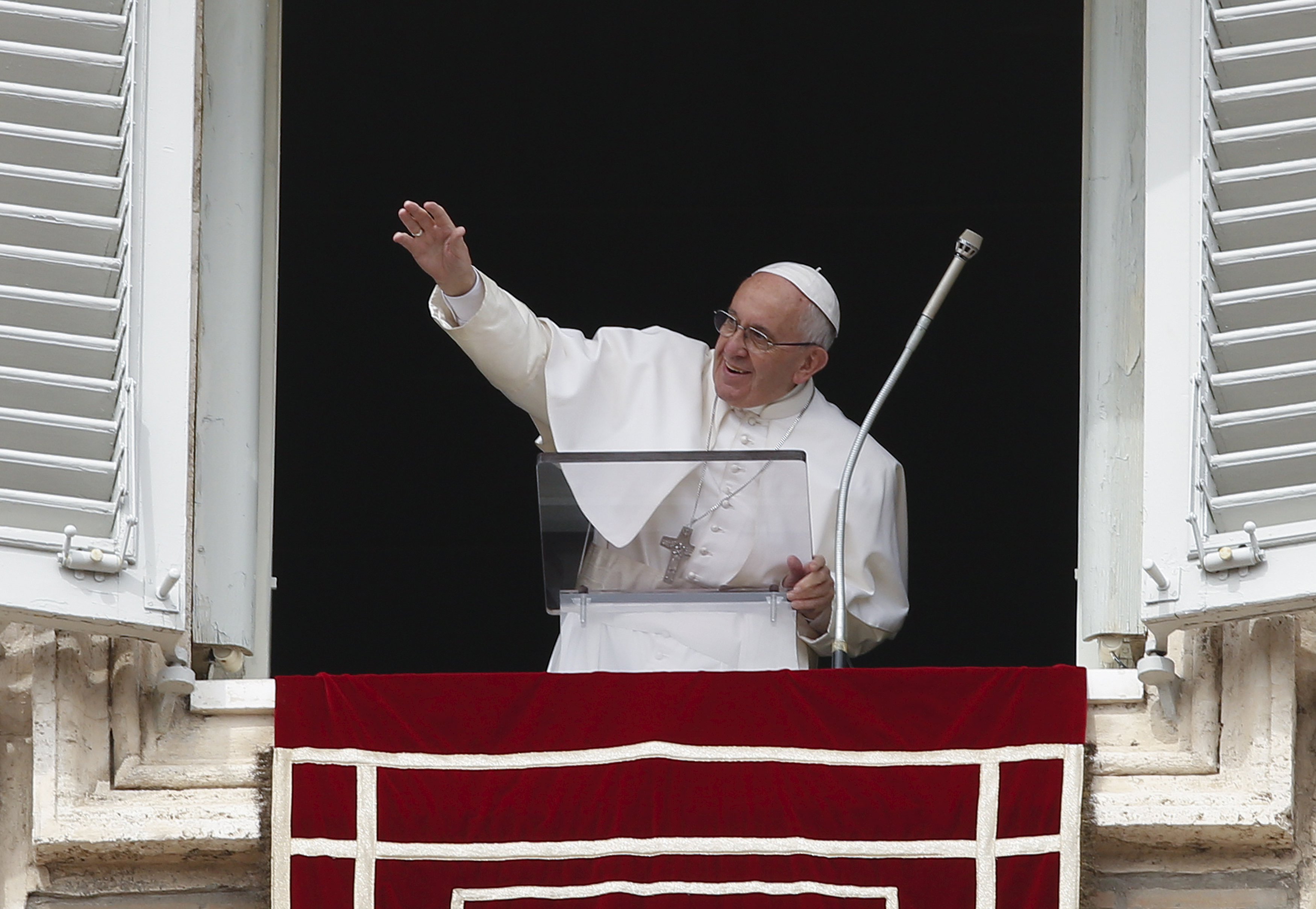 O Papa Francisco completa neste domingo o seu terceiro aniversário de pontificado com dezenas de milhares de pessoas reunidas na Praça de São Pedro