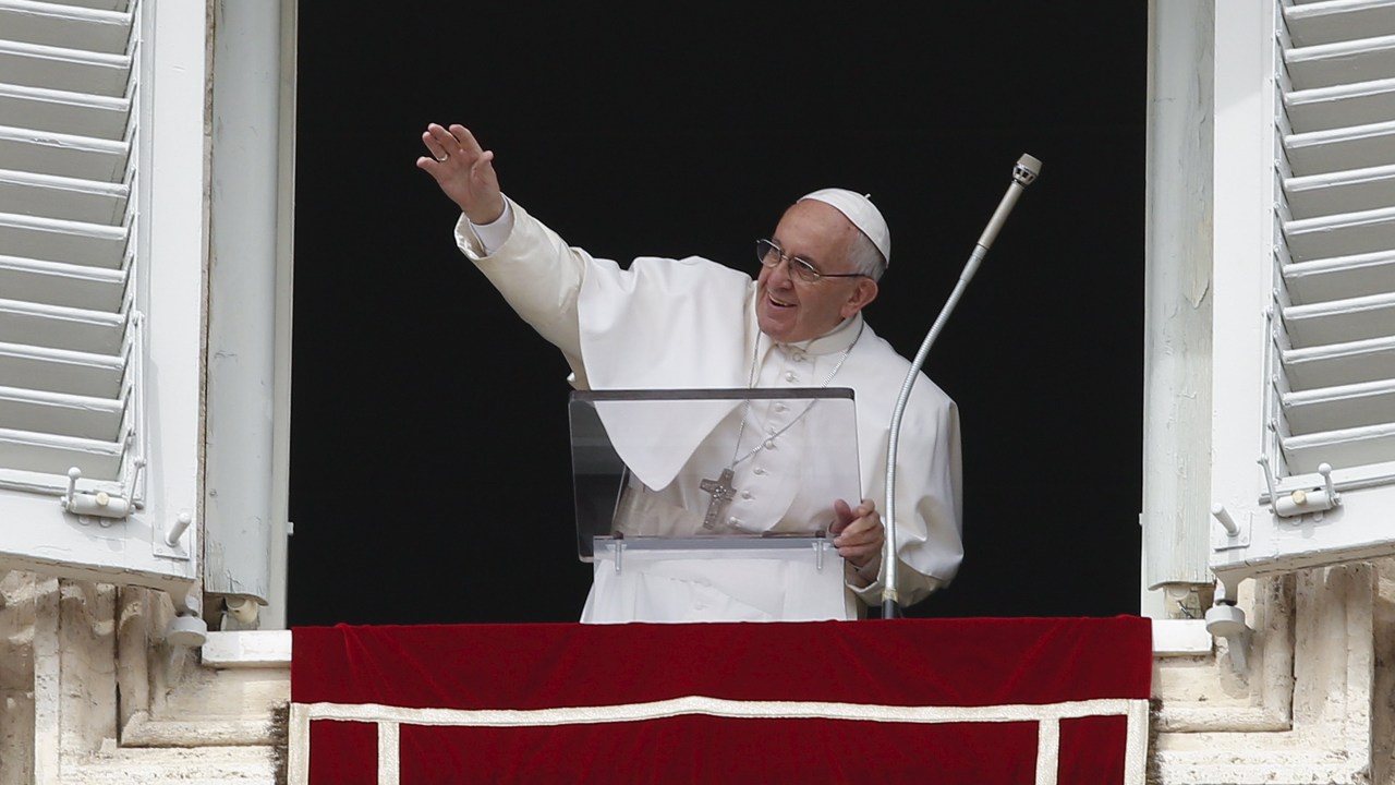 O Papa Francisco completa neste domingo o seu terceiro aniversário de pontificado com dezenas de milhares de pessoas reunidas na Praça de São Pedro