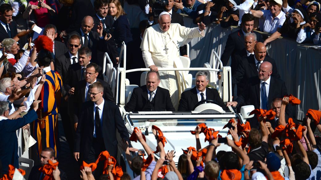 O papa Francisco depois da missa em que Paulo VI foi beatificado