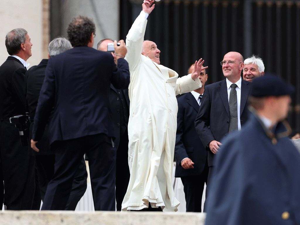 Papa Francisco tenta segurar uma bola de beisebol no final da audiência semanal na Praça de São Pedro, no Vaticano - 24/09/2014