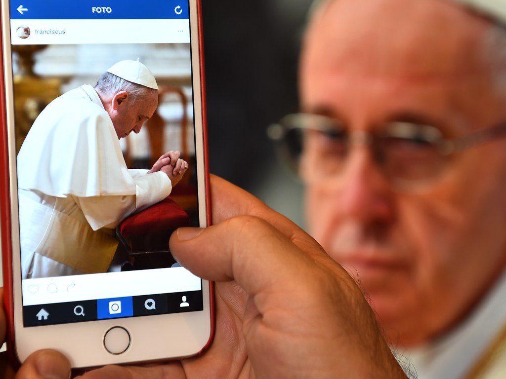 O Papa Francisco estreou neste sábado sua conta Instagram