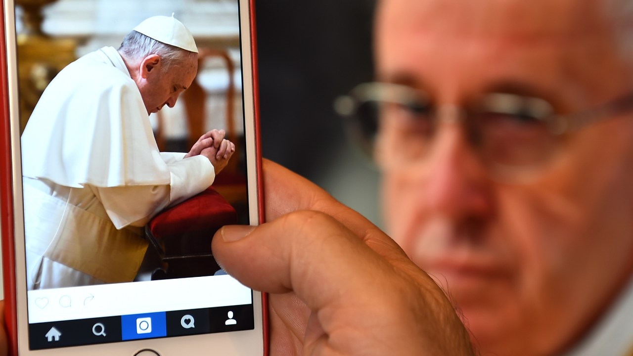 O Papa Francisco estreou neste sábado sua conta Instagram