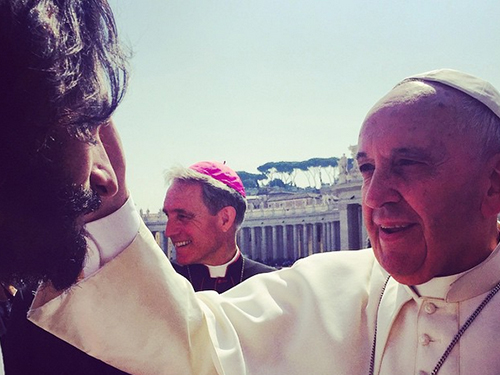 O ator Rodrigo Santoro é abençoado pelo Papa