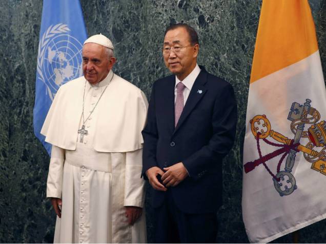 O papa Francisco e o secretário-geral da ONU Ban Ki Moon na sede da entidade, em Nova York