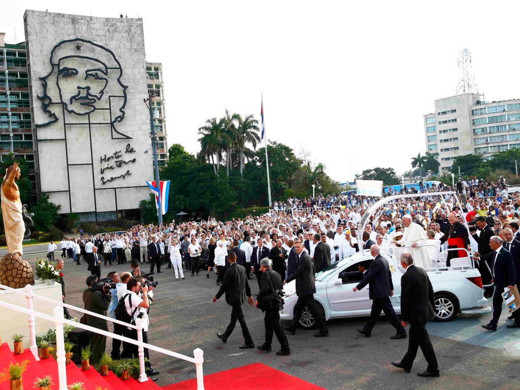 Fiéis lotam a Praça da Revolução de Havana para a realização da primeira missa do Papa Francisco em Cuba