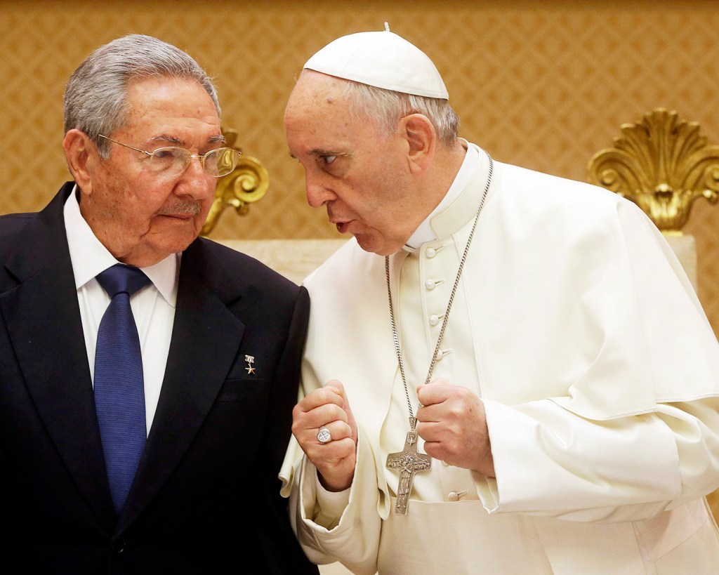 Papa Francisco e Raúl Castro durante encontro no Vaticano