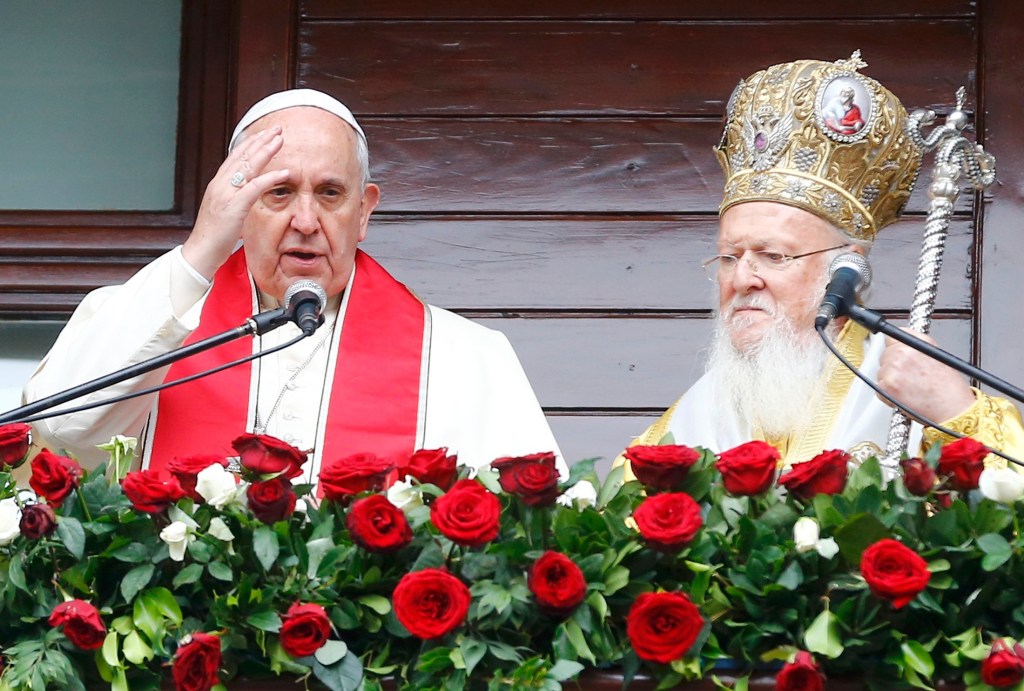 Papa Francisco e Patriarca Bartolomeu I em celebração na igreja ortodoxa de São Jorge