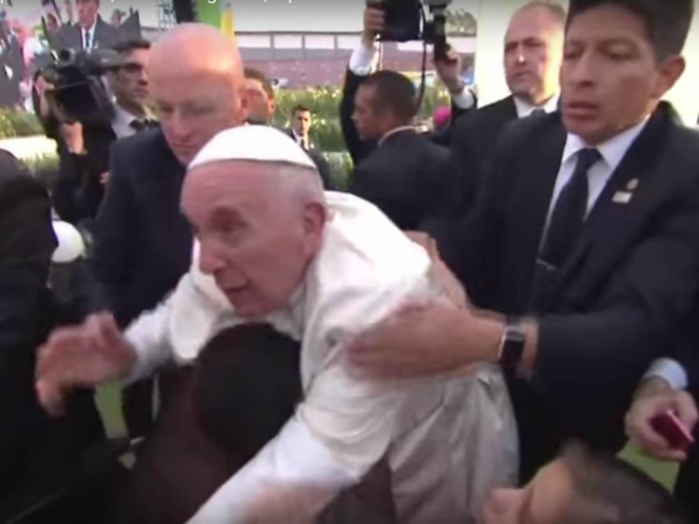 O papa Francisco foi puxado por um jovem no México e se assustou