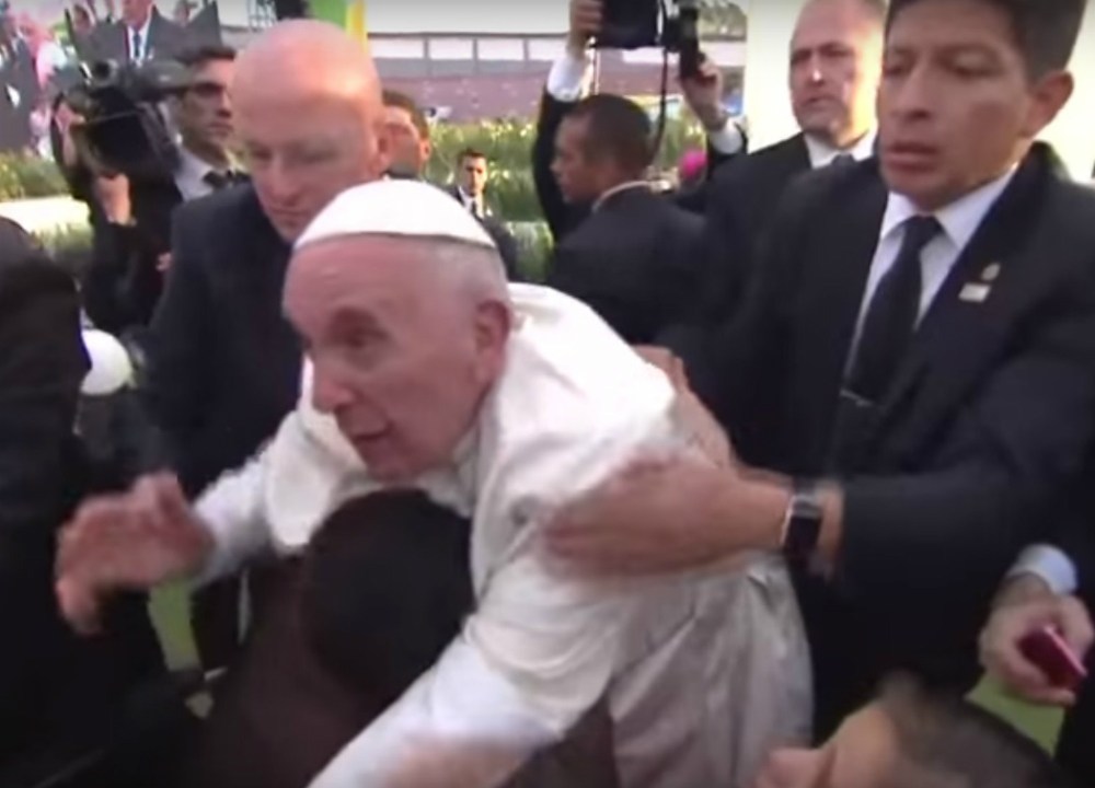 O papa Francisco foi puxado por um jovem no México e se assustou