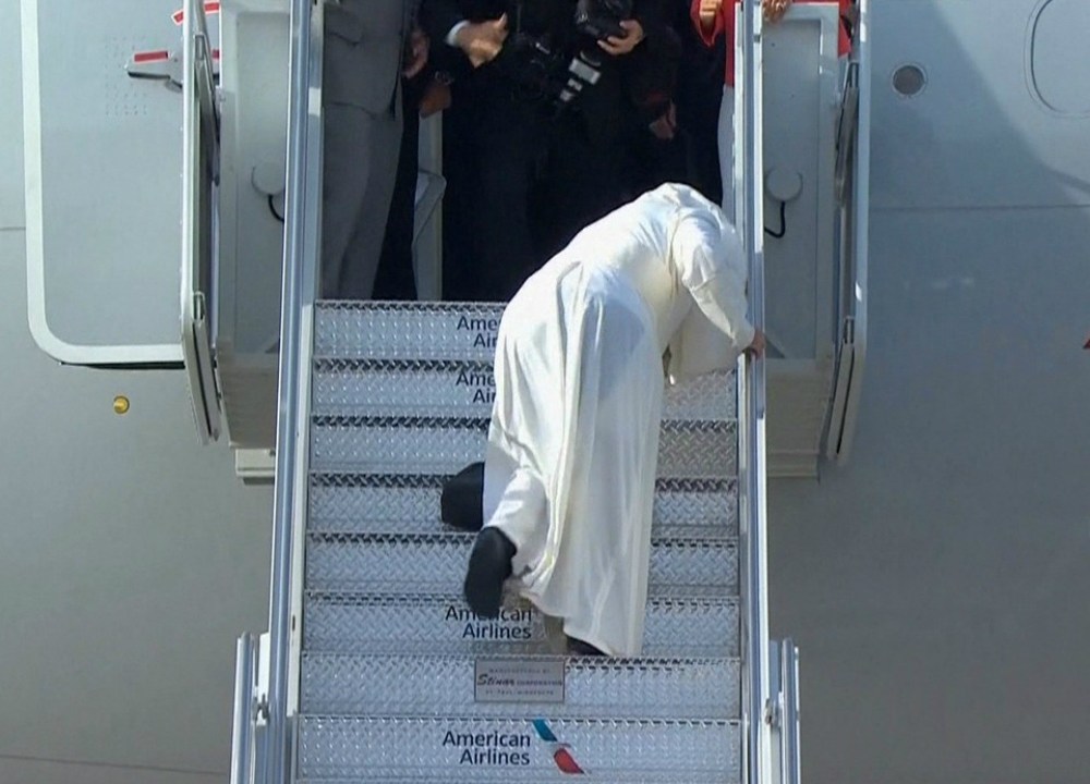 O papa Francisco tropeçou ao embarcar em um avião nos EUA e quase caiu
