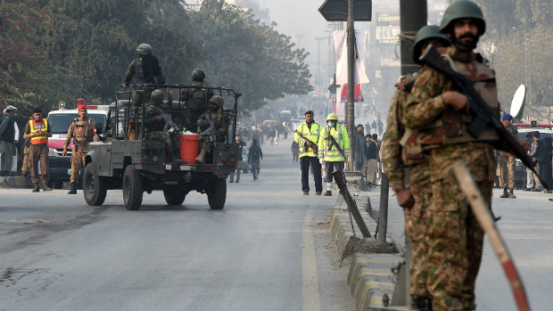 Exército Paquistanês monitora área próxima à escola depois de atentado, no noroeste do país