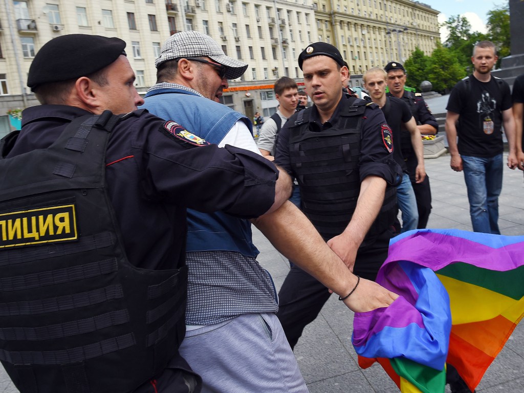 Polícia detém manifestante a favor dos direitos LGBTTT em Moscou, Russia, neste sábado (30)