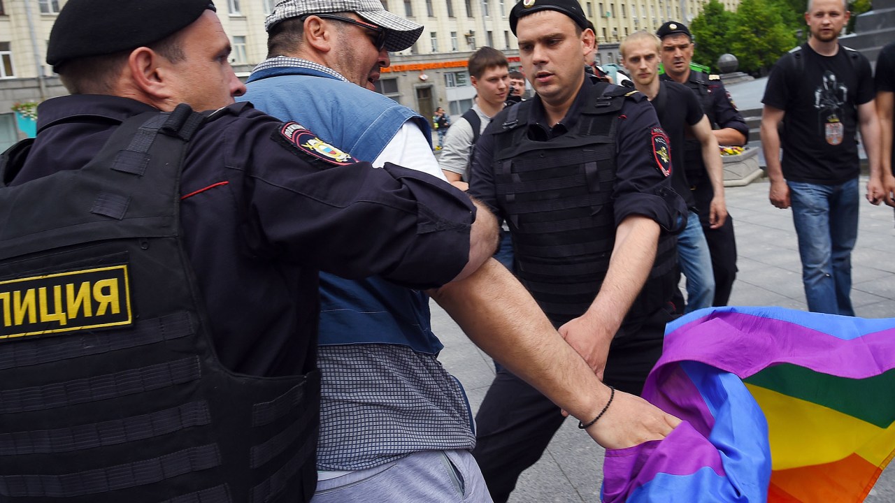 Polícia detém manifestante a favor dos direitos LGBTTT em Moscou, Russia, neste sábado (30)