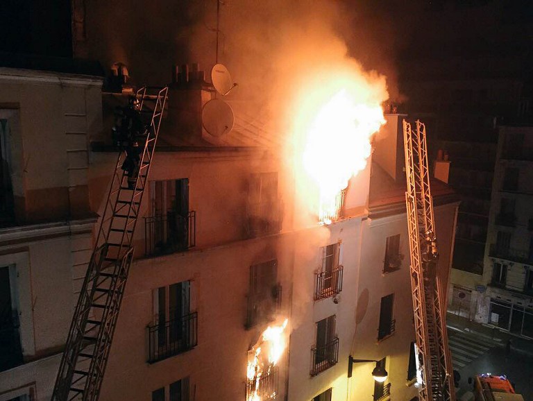 Bombeiros combatem incêndio em prédio residencial de Paris