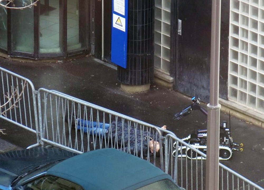 Um robô da polícia francesa averigua o corpo do terrorista em busca de explosivos