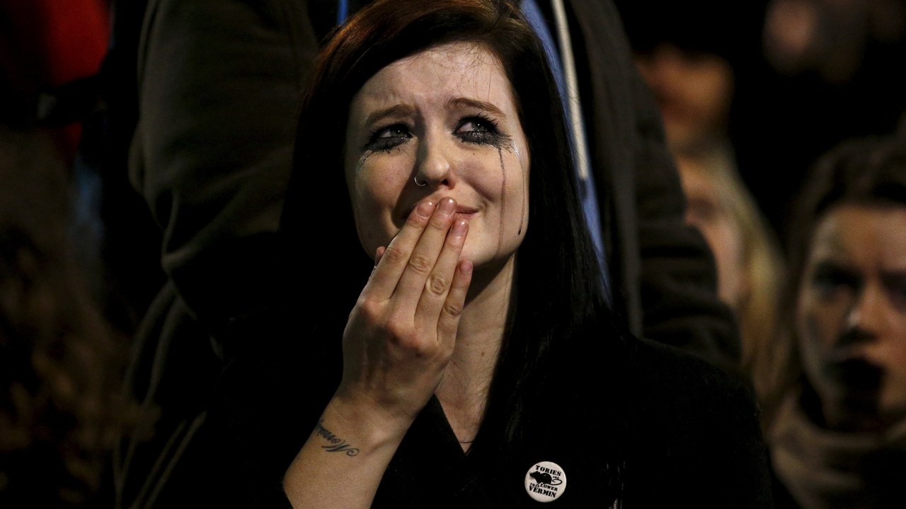 Manifestante anti-guerra chora após votação do parlamento britânico a favor dos ataques aéreos na Síria