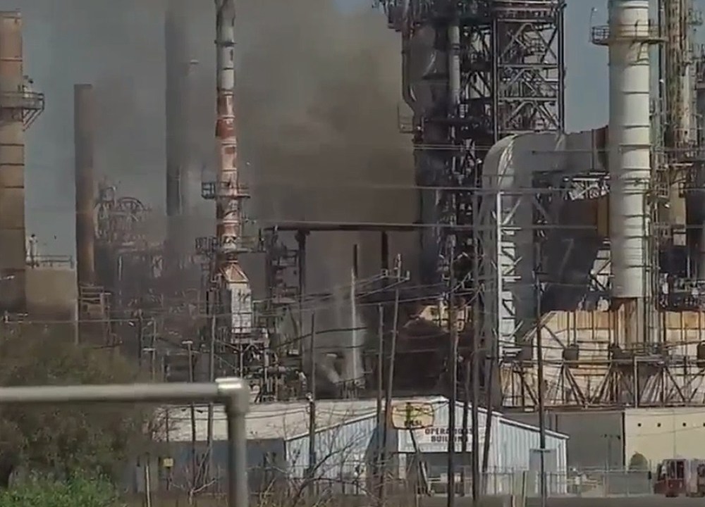 Incêndio de grandes proporções, atinge a refinaria da Petrobrás, em Pasadena, no estado do Texas (EUA), neste sábado (05)