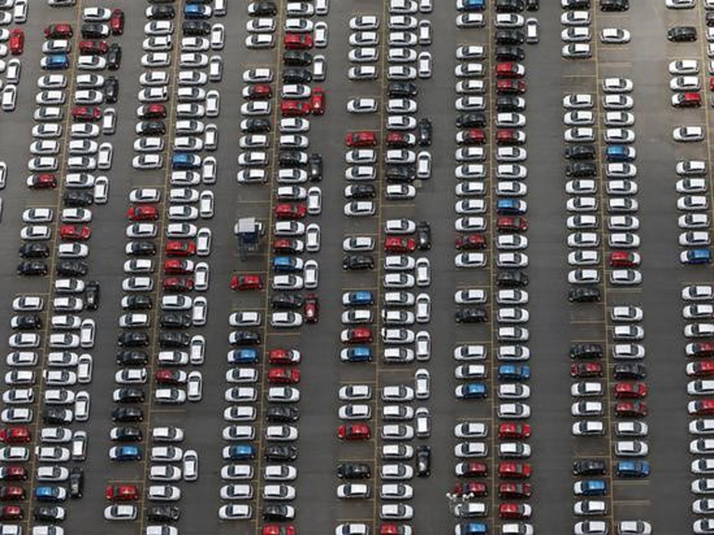 Pátio de montadora em São Bernardo do Campo (SP) repleto de veículos, reflexo da queda nas vendas de veículos no país