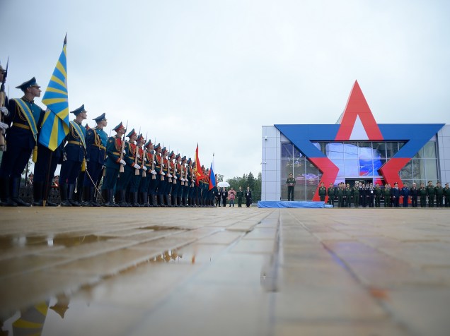 Cerimônia de abertura do "Army 2015", em Patriot Park, Kubinka, Rússia. O fórum tem como objetivo expor o mais avançado arsenal militar russo