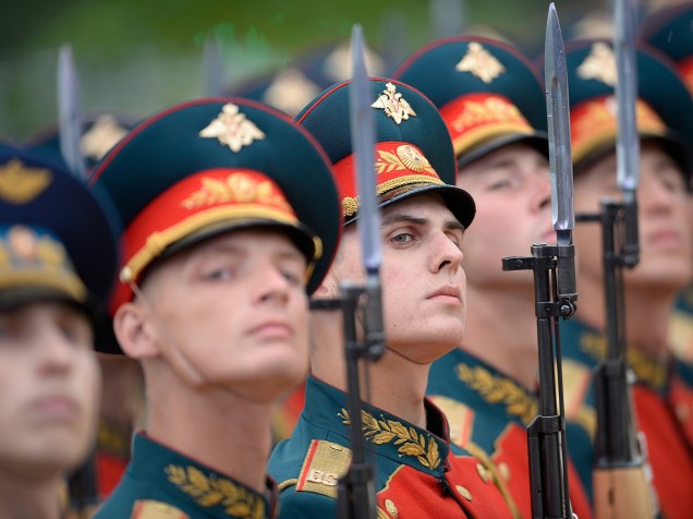 Oficiais russos durante a abertura do Fórum Técnico-Militar Internacional  "Army 2015", em Kubinka, Rússia
