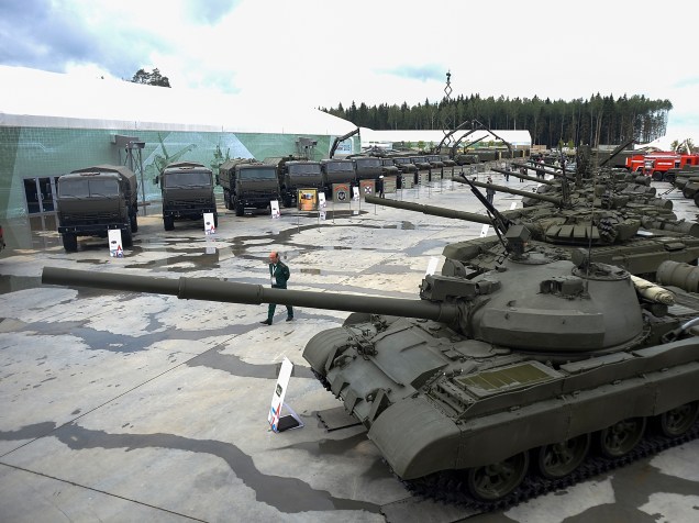 Veículos militares em exibição durante o Fórum Técnico-Militar Internacional "Army 2015", em Kubinka, Rússia. O fórum tem como objetivo expor o mais avançado arsenal militar russo