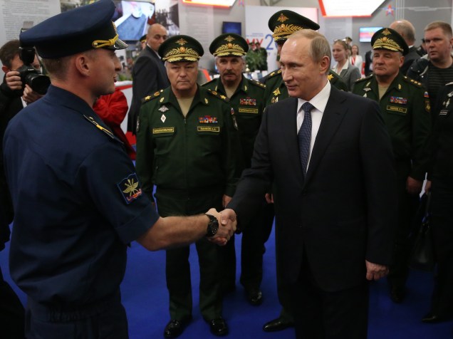 O presidente da Rússia, Vladimir Putin, cumprimenta o Ministro da Defesa, Sergei Shoigu, durante a abertura do Fórum Técnico-Militar Internacional "Army 2015", em Kubinka, Rússia