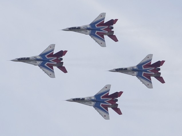 Aeronaves são vistas no céu durante a abertura do Fórum Técnico-Militar Internacional "Army 2015", em Kubinka, Rússia, no novo centro de convenções e exibições "Patriot"