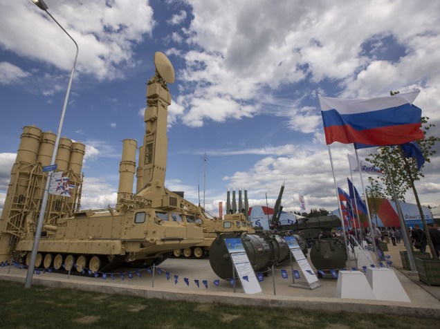 Veículos militares em exibição durante o Fórum Técnico-Militar Internacional "Army 2015", em Kubinka, Rússia