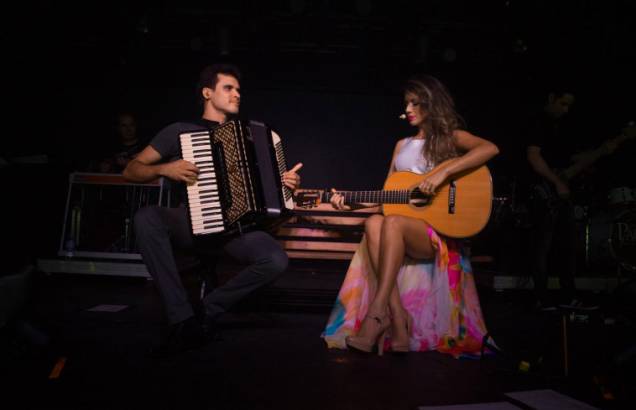 Paula Fernandes deixou as pernas à mostra durante show no Terra Country, em São Paulo, na véspera do feriado de 21 de abril