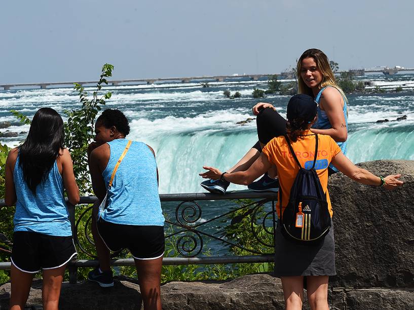 Atletas brasileiros visitam as Cataratas do Niágara, no Canadá