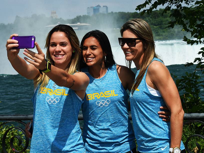 Atletas brasileiros visitam as Cataratas do Niágara, no Canadá