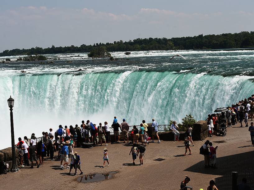 Atletas brasileiros visitam as Cataratas do Niágara, no Canadá