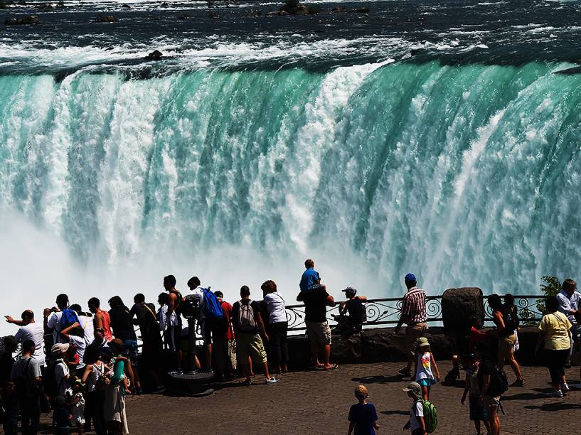 Atletas brasileiros visitam as Cataratas do Niágara, no Canadá