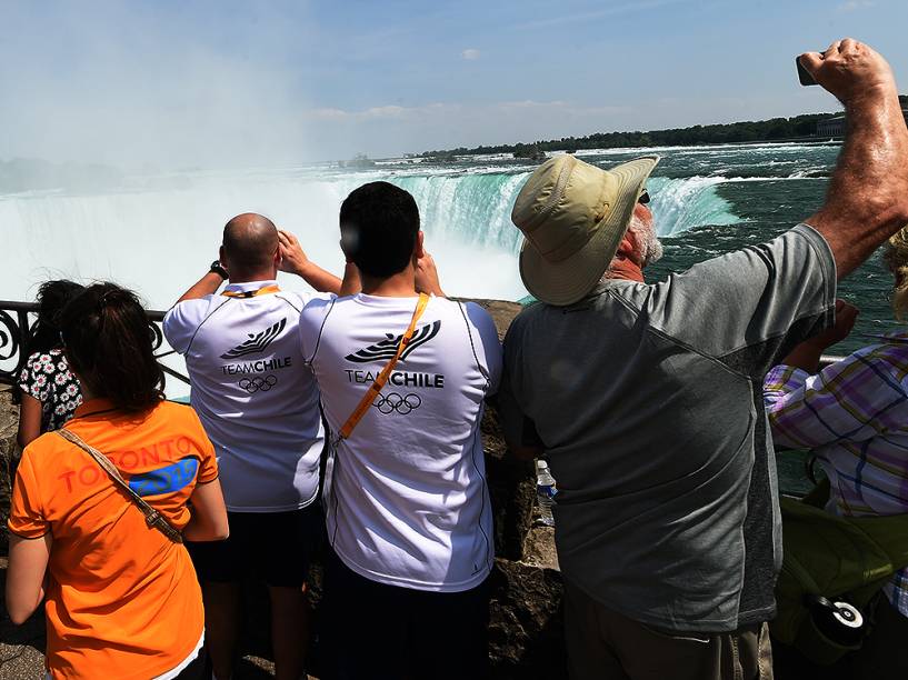 Atletas brasileiros visitam as Cataratas do Niágara, no Canadá