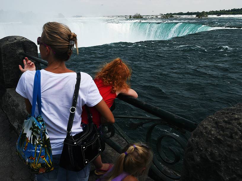 Atletas brasileiros visitam as Cataratas do Niágara, no Canadá