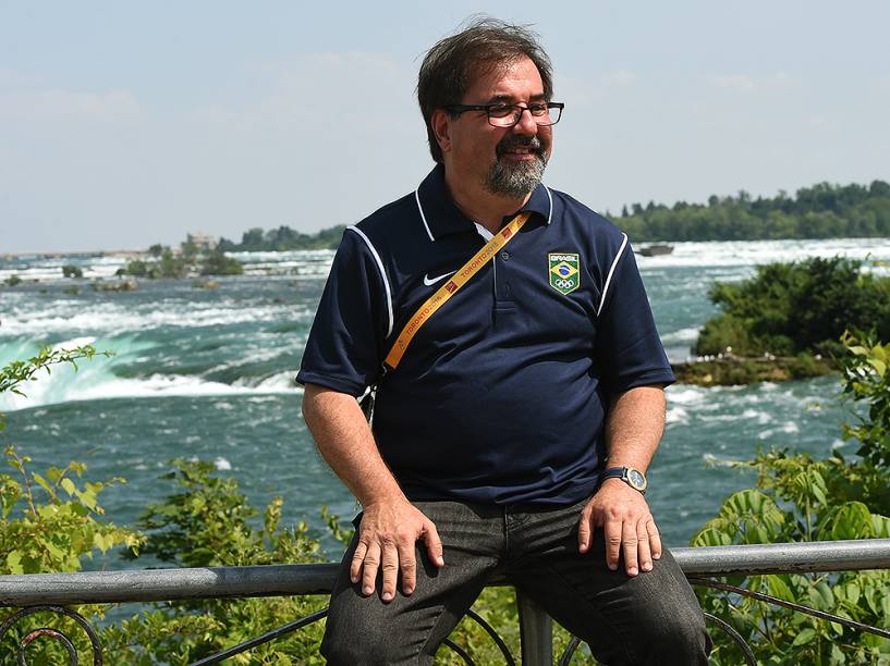 O diretor de futebol feminino da CBF, Marco Aurélio Cunha, visita as Cataratas do Niágara, no Canadá