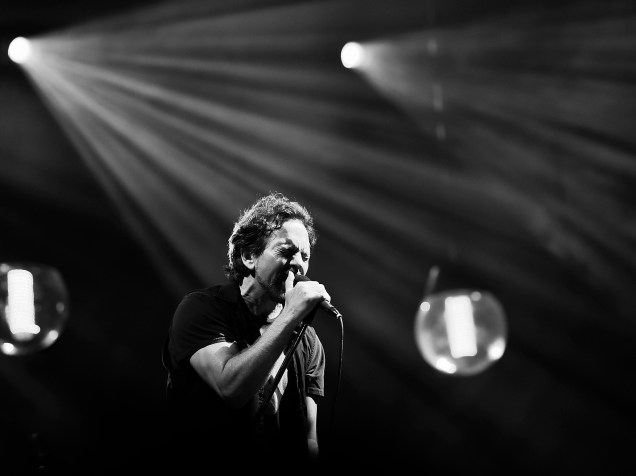 O vocalista e guitarrista Eddie Vedder durante show da banda Pearl Jam em São Paulo