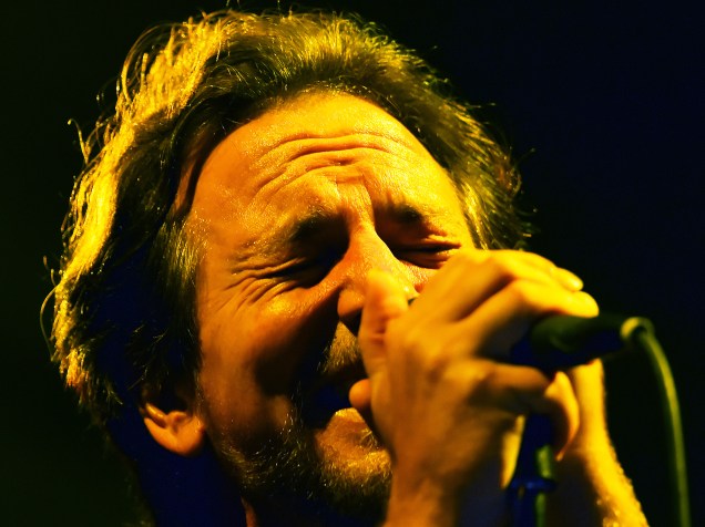 Liderada pelo vocalista Eddie Vedder, a banda Pearl Jam faz show para milhares de pessoas no Estádio do Morumbi