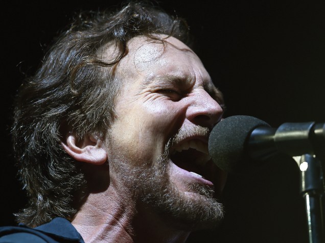 O vocalista e guitarrista Eddie Vedder durante show da banda americana Pearl Jam no estádio do Morumbi, na capital paulista, na noite de sábado, 14 de novembro