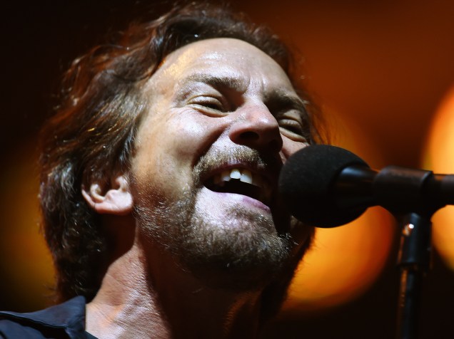O vocalista e guitarrista Eddie Vedder durante show da banda americana Pearl Jam no estádio do Morumbi, na capital paulista, em 14/11/2015