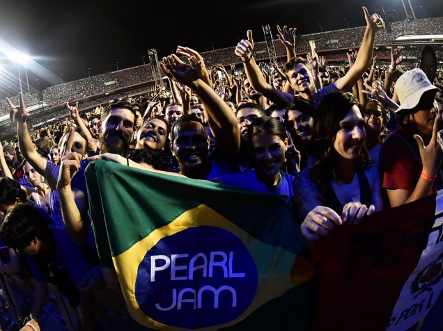 Público durante show da banda americana Pearl Jam no estádio do Morumbi, em São Paulo